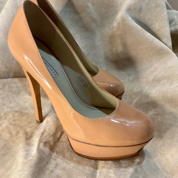 Vera Wang  Lavender Pumps with dust bag. Pretty in light pink. - Picture 7 of 12